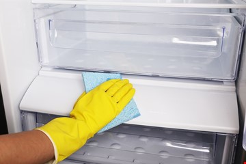 طريقة تنظيف فريزر الثلاجة من الروائح الكريهة